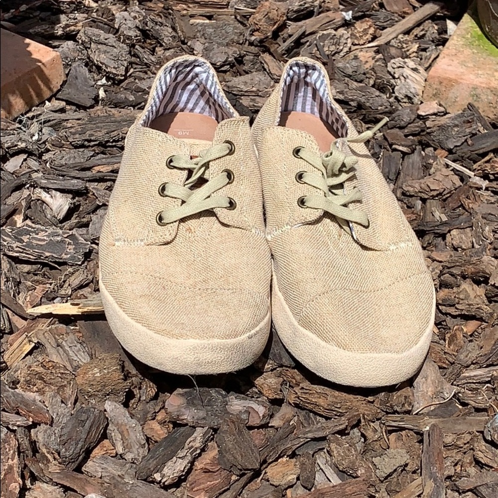 Slightly used Toms lace-up’s. Tan.